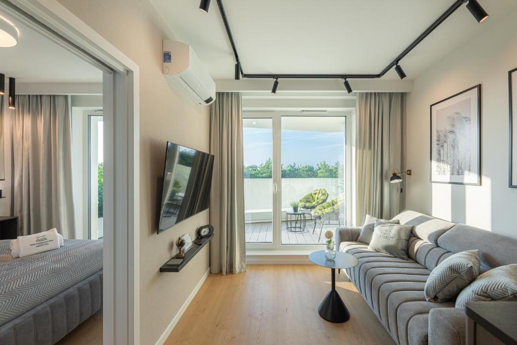 Salon apartamentu Tree Crown Sea Side z dużym oknem